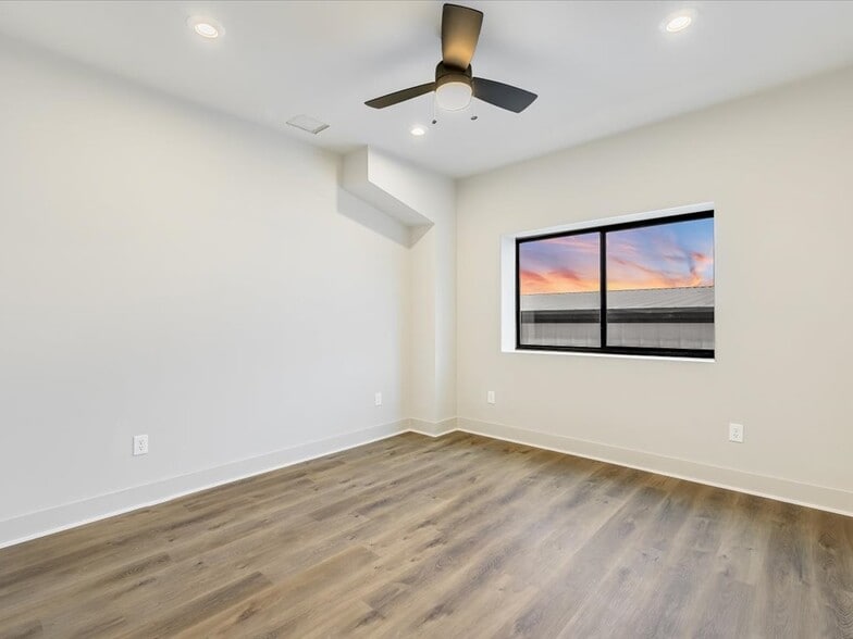 More Photos Of 15210 Fitzhugh Rd, Austin Light Distribution For Lease
