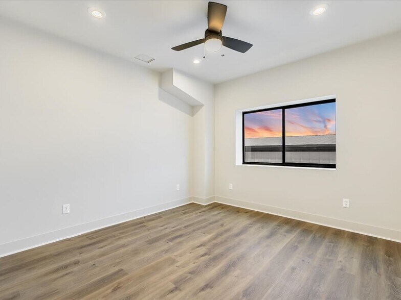 More Photos Of 15210 Fitzhugh Rd, Austin Light Distribution For Lease