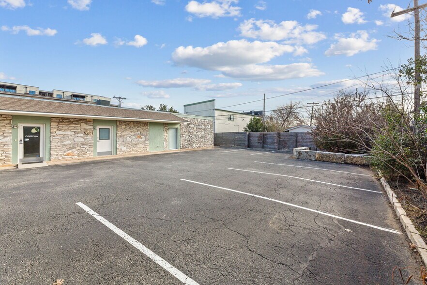 More Photos Of 2413 Greenlawn Pky, Austin Office For Sale