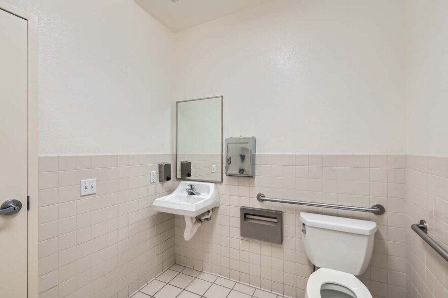 More Photos Of 5165 Rousso Rd, Las Vegas Distribution For Lease