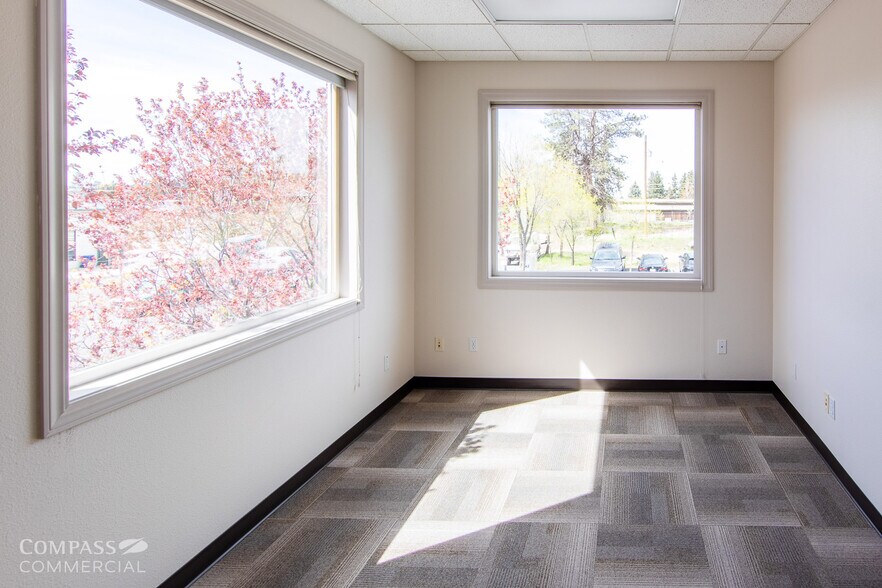 More Photos Of 300 SE Reed Market Rd, Bend Office For Sale