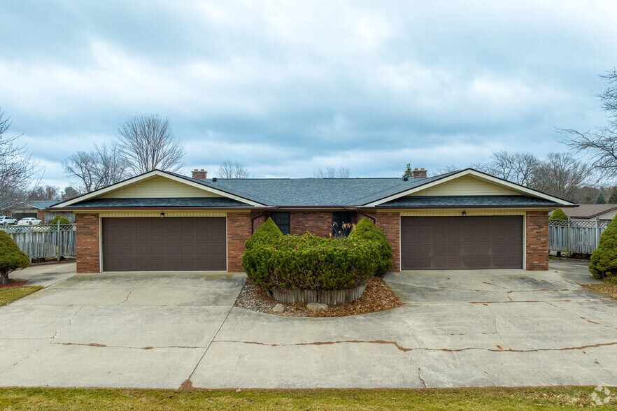 Primary Photo Of 1571 N Hickory Rd, Owosso Apartments For Sale