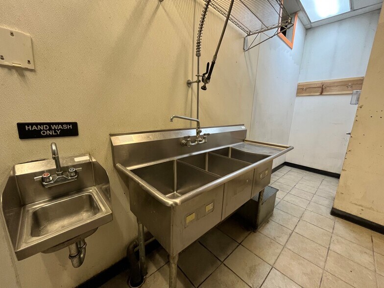 More Photos Of 101-115 E 51st St, Chicago Unknown For Lease