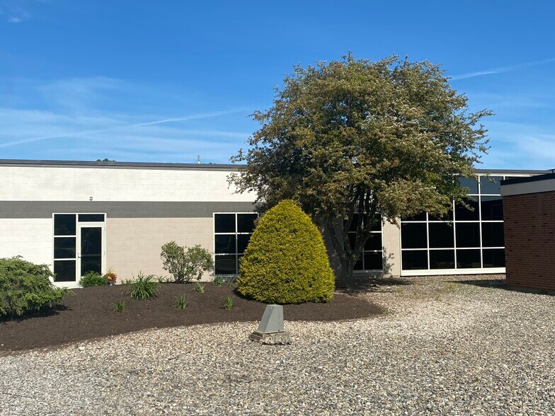 More Photos Of 487-501 Jefferson Blvd, Warwick Showroom For Lease