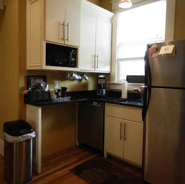 More Photos Of 206 Bridge St, Franklin Office For Lease