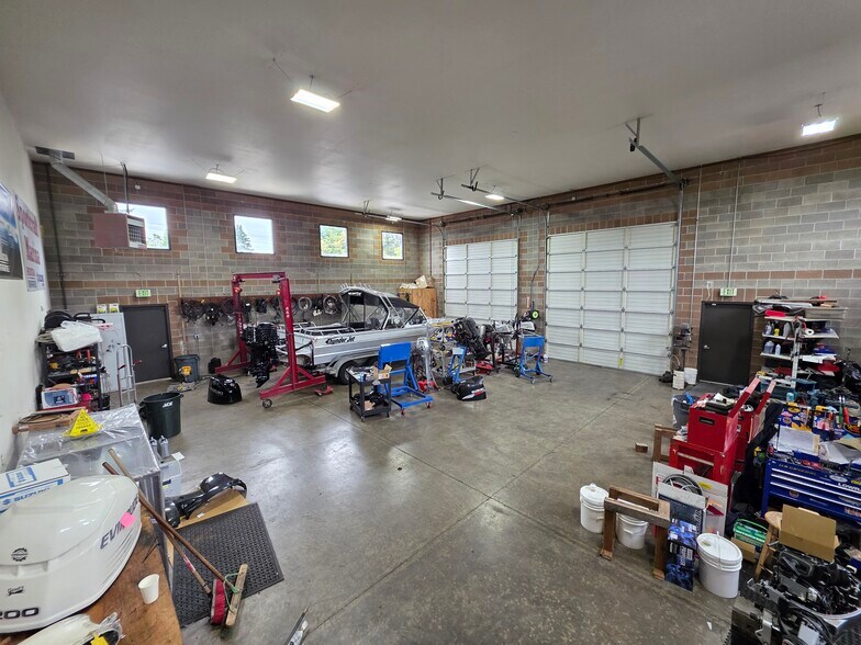 More Photos Of 13200-13210 SE Mcloughlin Blvd, Milwaukie Showroom For Lease