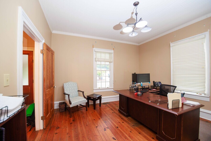 More Photos Of 106 N Alexander Ave, Washington Office For Sale