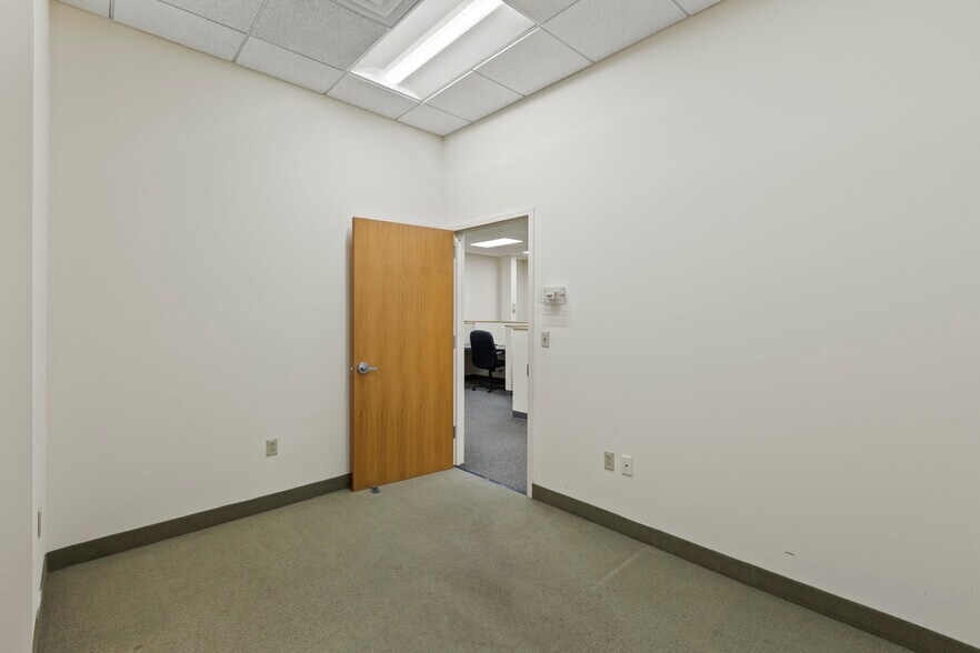 More Photos Of 15 E Union Ave, East Rutherford Warehouse For Lease