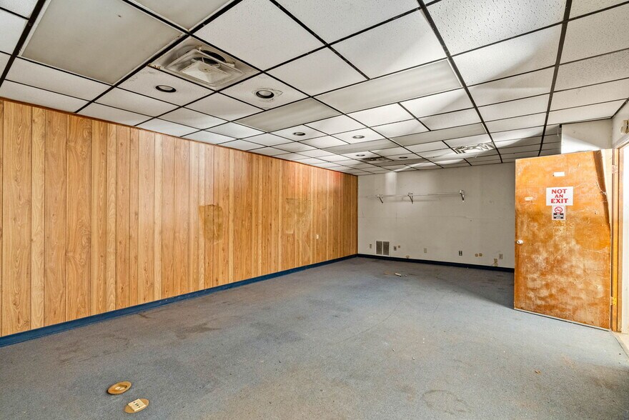 More Photos Of 3806 E Rio Grande St, Victoria Warehouse For Sale