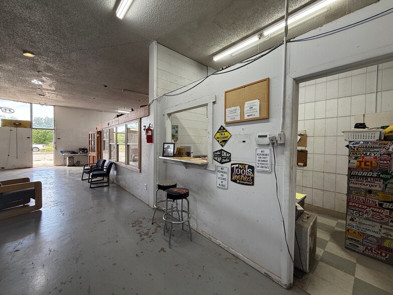 More Photos Of 881 Pine St, Abilene Industrial For Sale