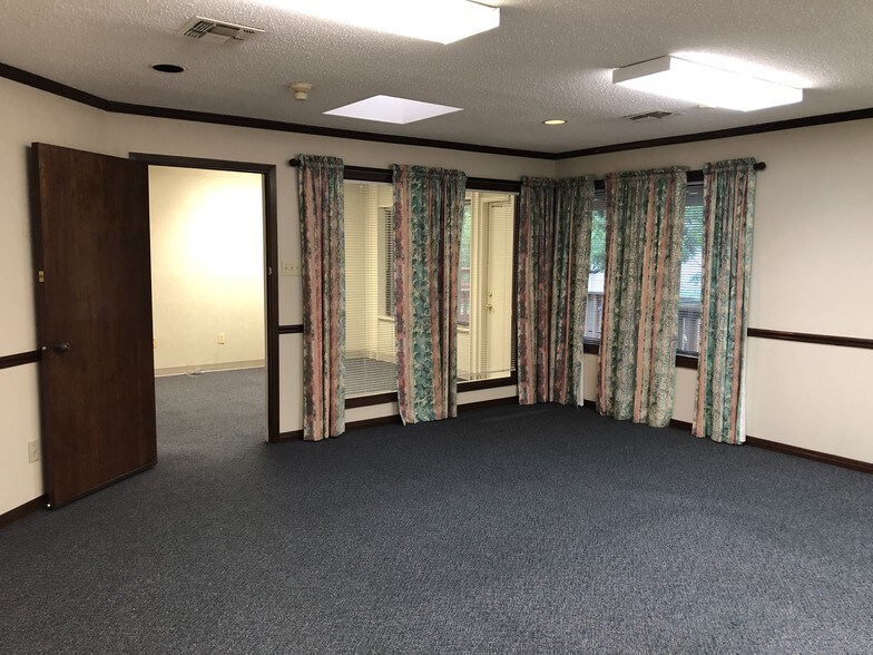 More Photos Of 4527 Lake Shore Dr, Waco Office For Lease