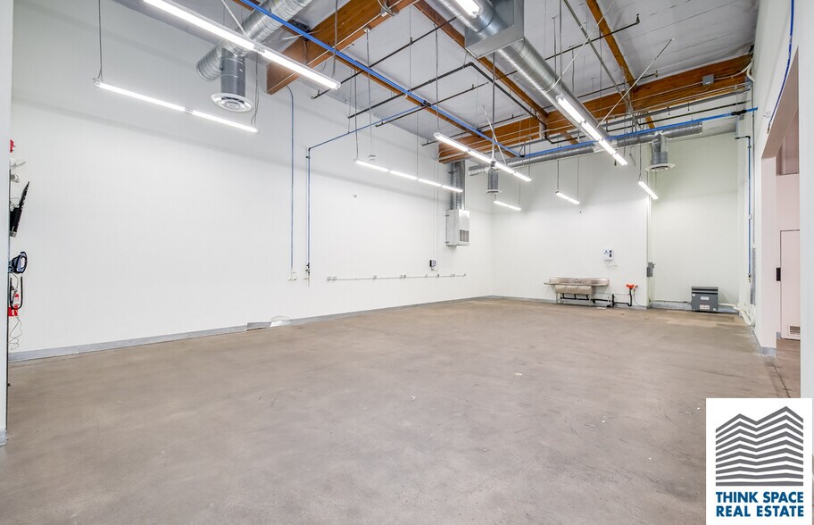 More Photos Of 9419 Mason Ave, Chatsworth Manufacturing For Lease