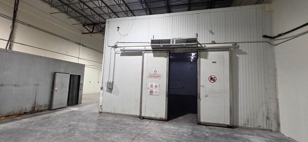 More Photos Of 7810 Kingspointe Pky, Orlando Warehouse For Lease