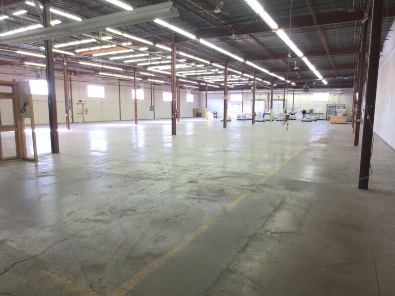 More Photos Of 42-46 Dufflaw Rd, Toronto Distribution For Lease