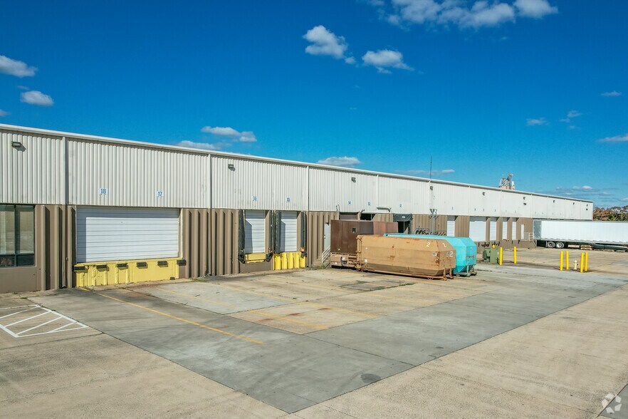 More Photos Of 7890 Notes Dr, Manassas Warehouse For Lease