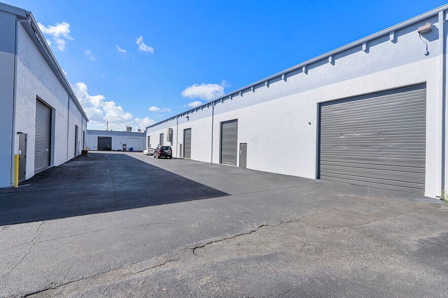 More Photos Of 601 Roseland Dr, West Palm Beach Warehouse For Lease