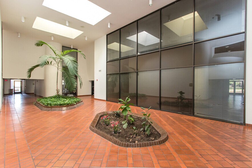 More Photos Of 1425 W Pioneer Dr, Irving Office For Lease