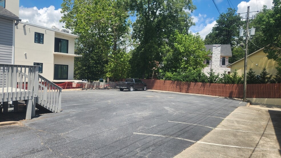 More Photos Of 326 Sandy Springs Cir, Atlanta Freestanding For Lease