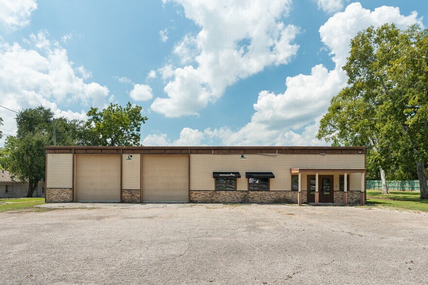 More Photos Of 213 Prairie St, Montgomery Industrial For Sale