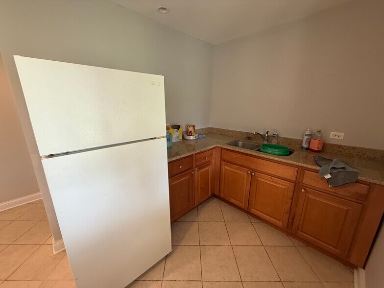 More Photos Of 806 Penny Ave, East Dundee Storefront Retail Office For Lease