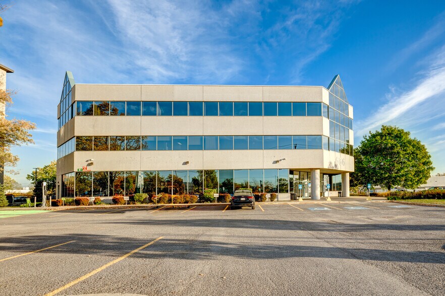 More Photos Of 666 Boul Saint-Martin O, Laval Office For Lease