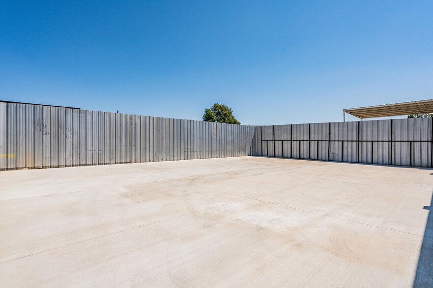 More Photos Of 13755-13761 Saticoy St, Panorama City Warehouse For Lease