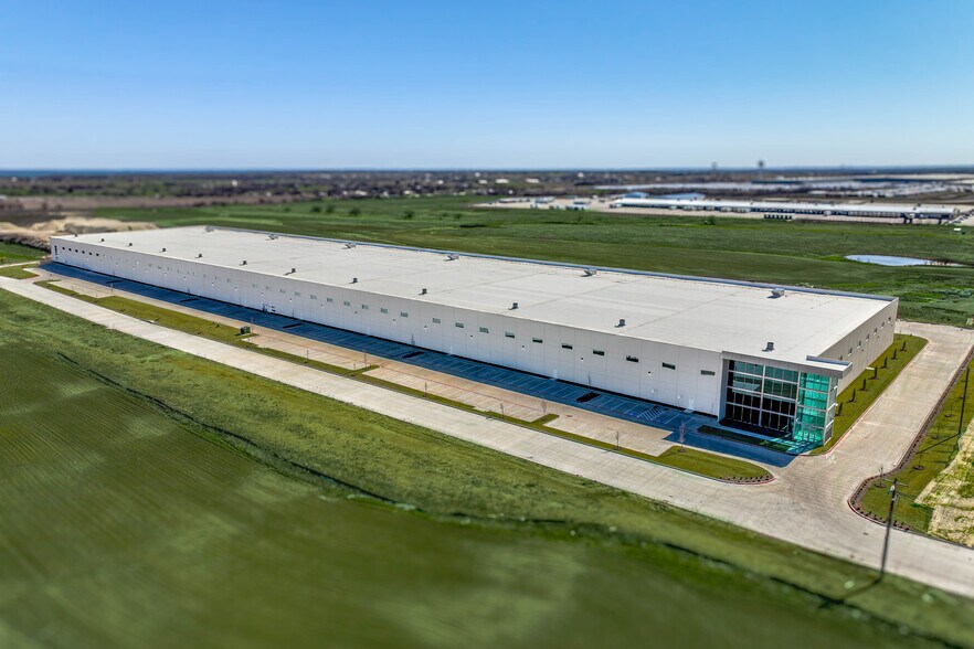 More Photos Of 611 N Stemmons Fwy, Sanger Warehouse For Lease