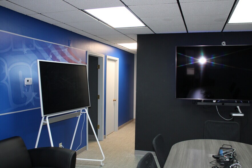 More Photos Of 1070 Windsor Rd, Terre Haute Office For Lease