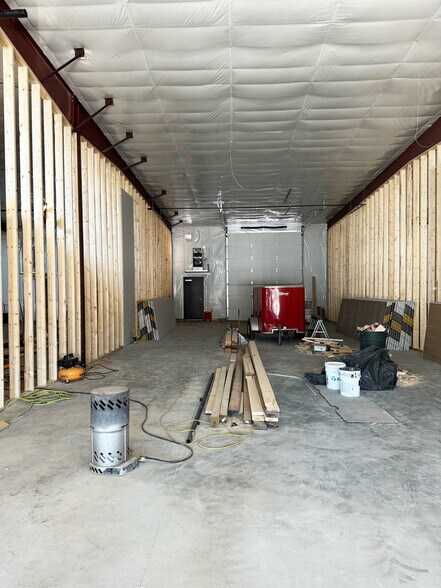 More Photos Of 70 Stonehill Rd, Oswego Warehouse For Lease