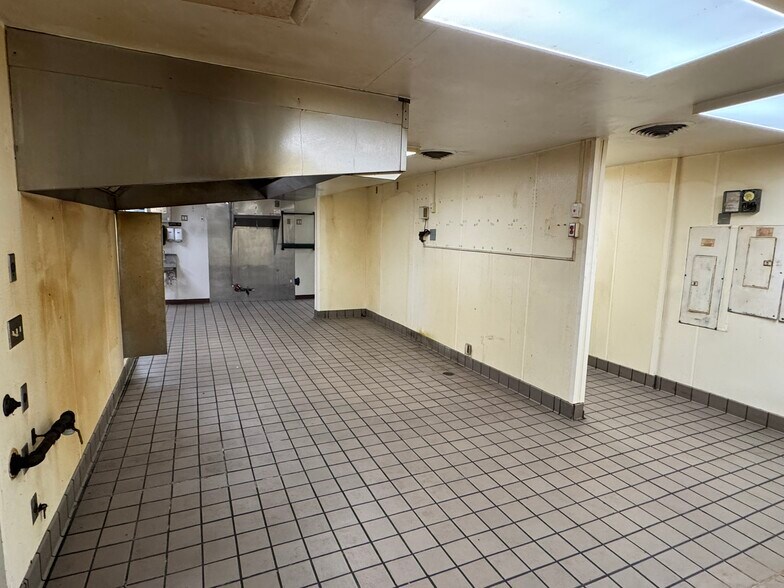 More Photos Of 6120 Grand Ave, Des Moines Restaurant For Sale