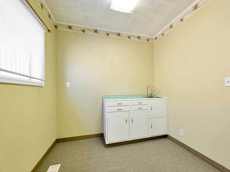 More Photos Of 122 Engle Ave, Molalla Office Residential For Sale
