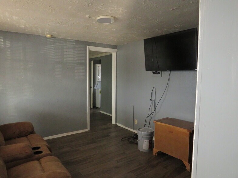 More Photos Of 925 W Main St, Yukon Apartments For Sale