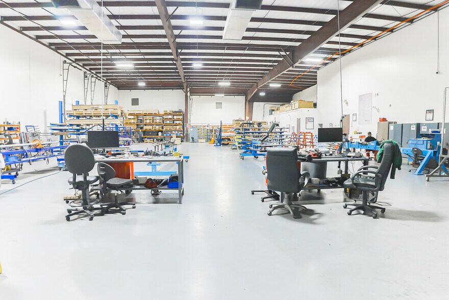 More Photos Of 9933 Regal Row, Houston Warehouse For Lease