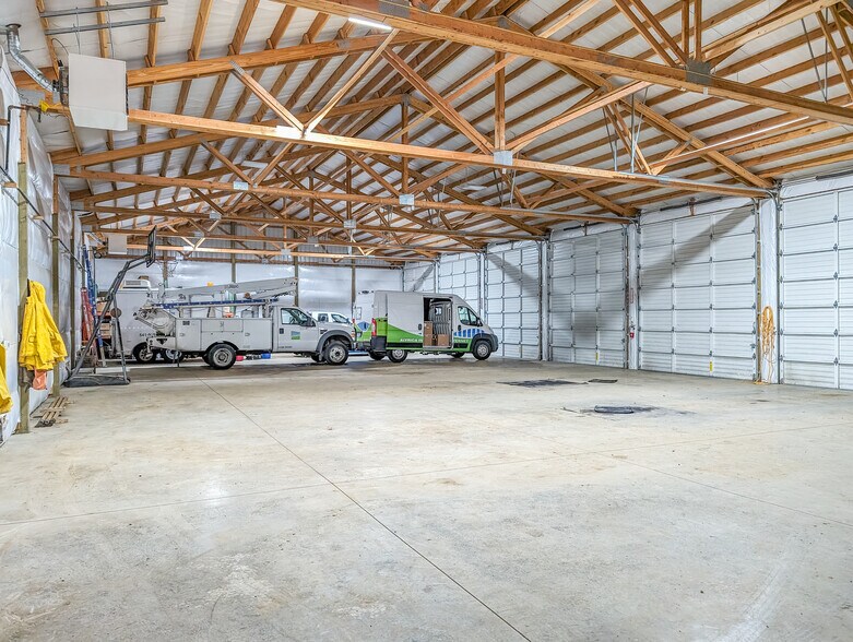 More Photos Of 1136 W 1st St, Halsey Warehouse For Lease