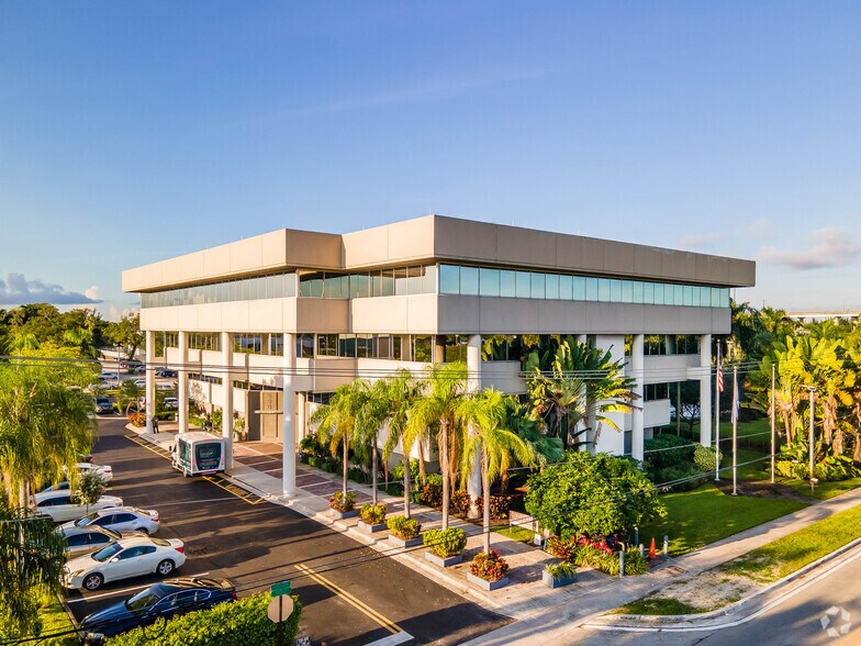 Primary Photo Of 290 NW 165th St, North Miami Beach Office For Lease