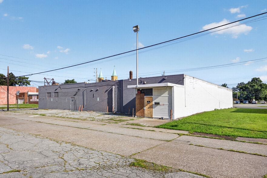 More Photos Of 300 E 28 St, Lorain General Retail For Sale