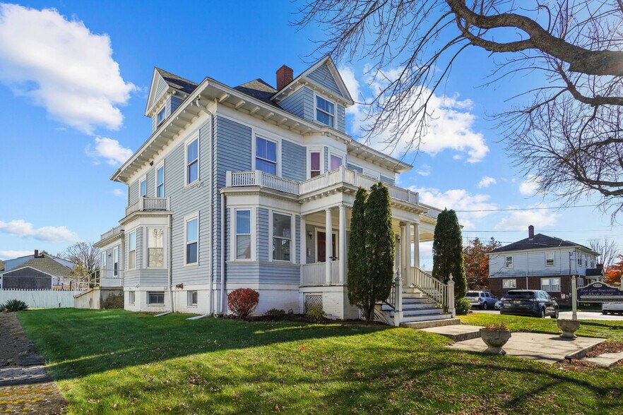 Primary Photo Of 1536 Cranston St, Cranston Medical For Lease