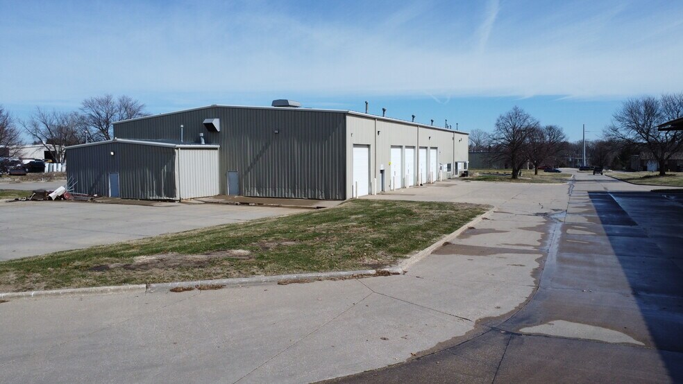 More Photos Of 3408 101st St, Urbandale Truck Terminal For Sale