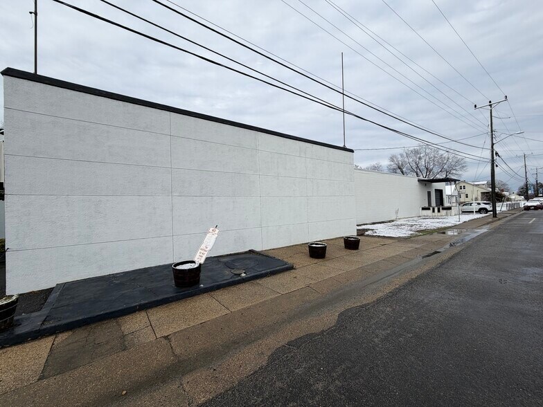 More Photos Of 156 Main St, Warsaw Freestanding For Lease