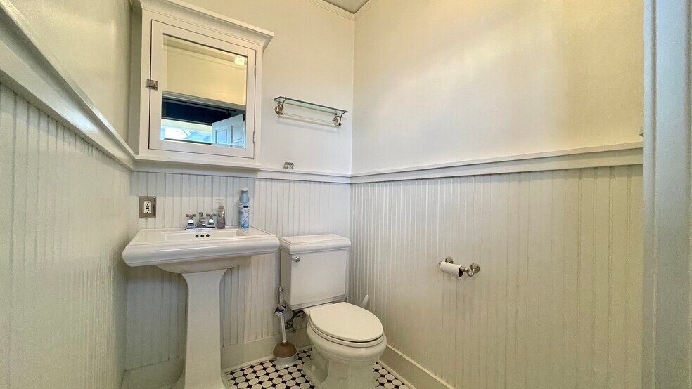 More Photos Of 500 W Nash St, Terrell Medical For Lease