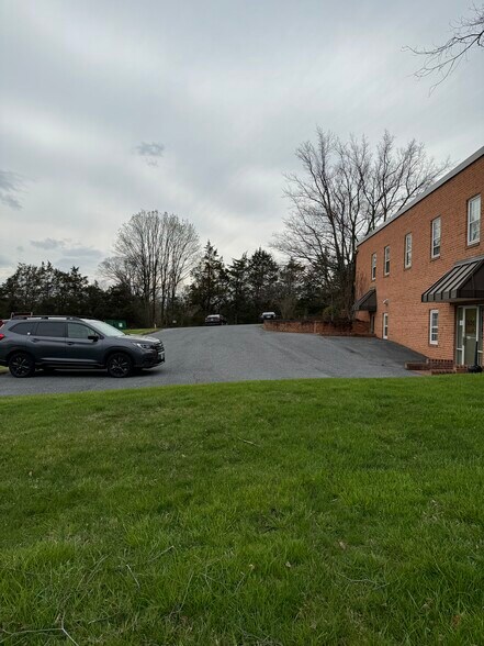More Photos Of 3060 N Valley Pike, Harrisonburg Office Residential For Lease