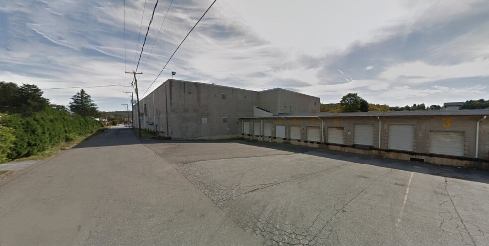 More Photos Of 40 S Third St, Walnutport Warehouse For Lease