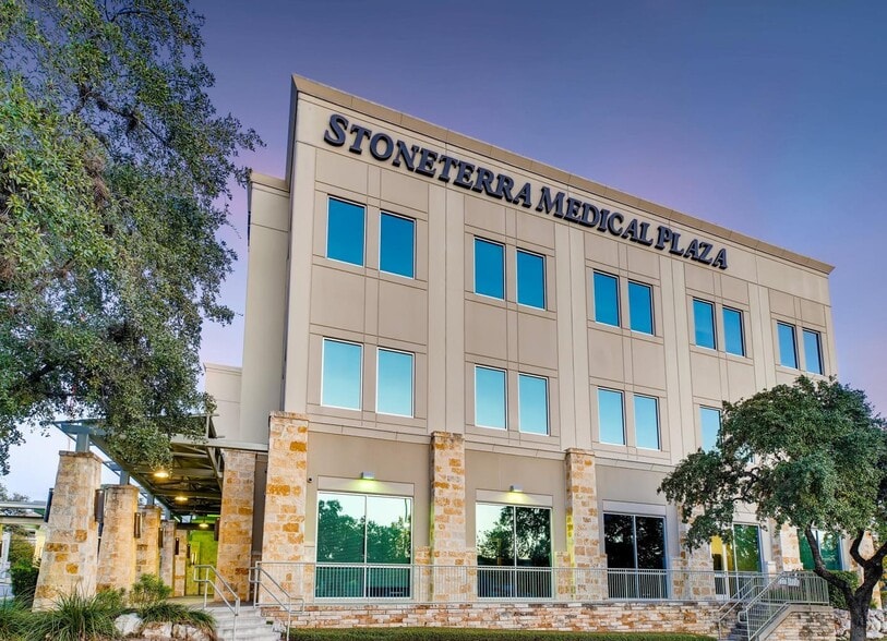 More Photos Of 150 E Sonterra Blvd, San Antonio Medical For Lease
