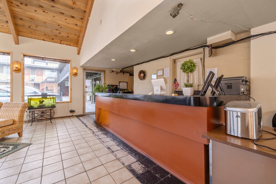 More Photos Of 11 Main St, Klamath Falls Hotel For Sale