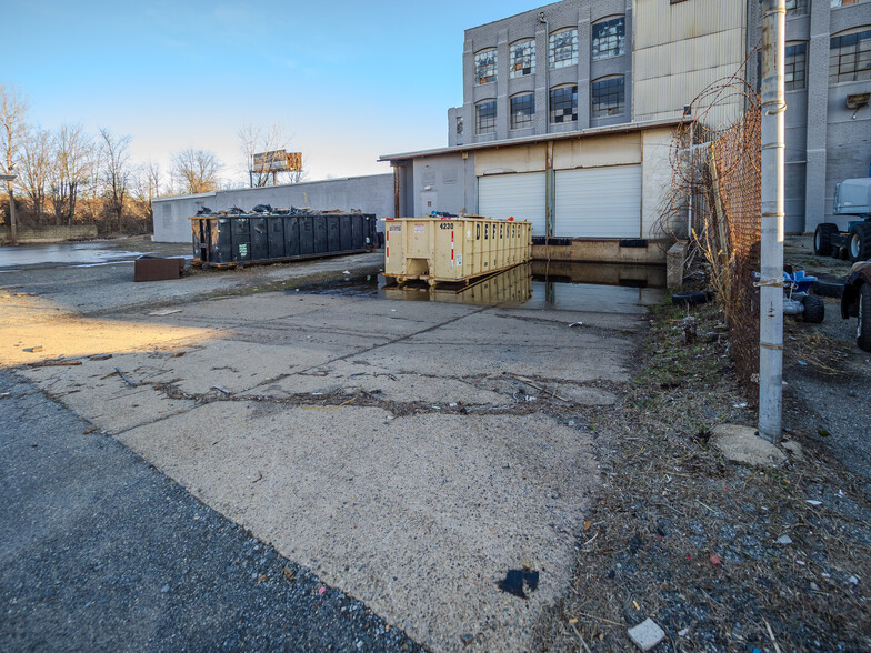 More Photos Of 39 Meade St, Trenton Distribution For Sale