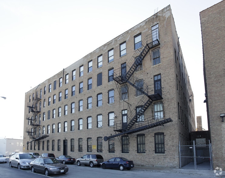 More Photos Of 346 N Justine St, Chicago Light Distribution For Lease