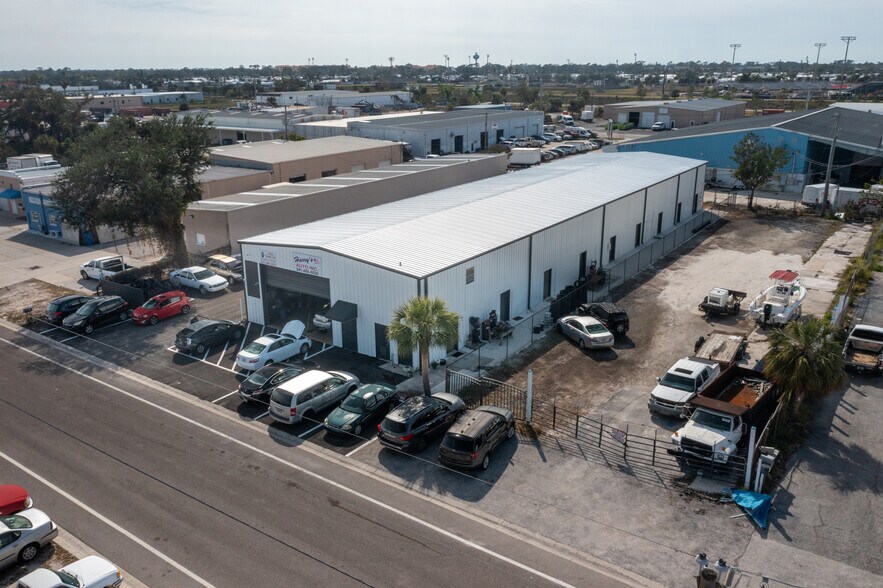 More Photos Of 320 Warfield Ave, Venice Warehouse For Sale