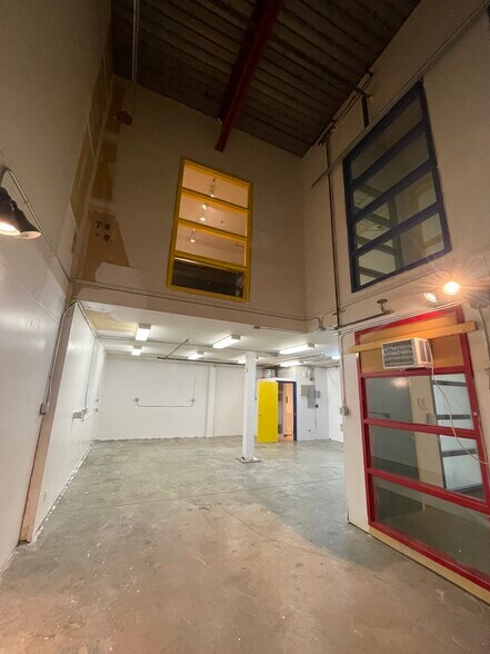 More Photos Of 1833 Coast Meridian Rd, Port Coquitlam Warehouse For Lease