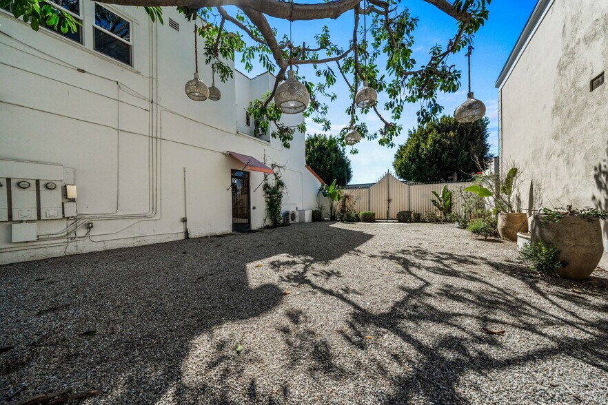 More Photos Of 1020-1024 S Robertson Blvd, Los Angeles Freestanding For Lease