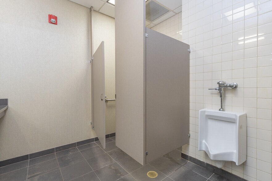 More Photos Of 129 N Main St, Anderson Office For Lease